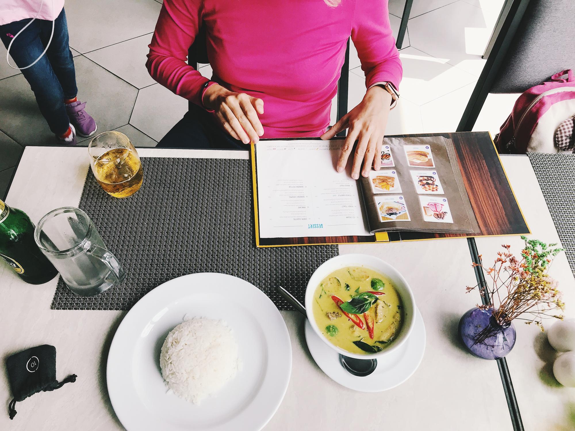 Konsultacja menu przy stole z notatkami